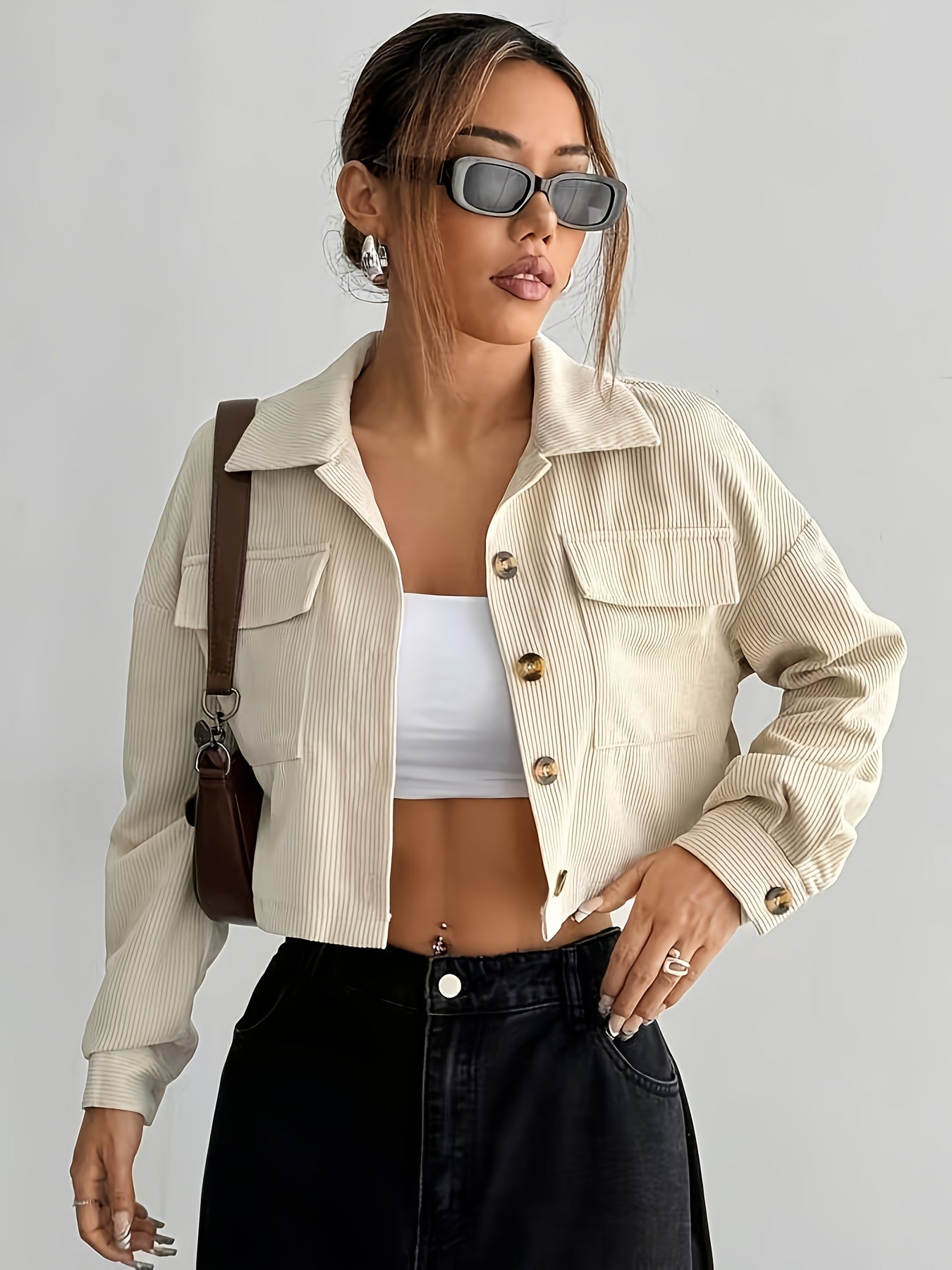 Jaqueta Bomber Chic Beige para Mulher com Detalhes de Botões - Manga Curta Casual, Gola Lapela, Bolsos, Perfeita para Saídas de Outono/Inverno, Roupa Exterior Casual | Jaqueta Bomber Chic | Jaqueta com Botões