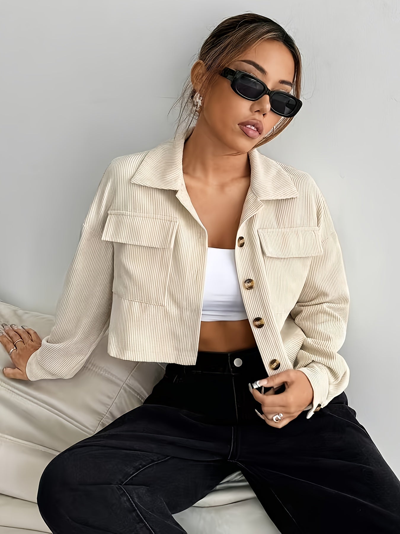 Jaqueta Bomber Chic Beige para Mulher com Detalhes de Botões - Manga Curta Casual, Gola Lapela, Bolsos, Perfeita para Saídas de Outono/Inverno, Roupa Exterior Casual | Jaqueta Bomber Chic | Jaqueta com Botões