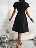 Vestido de verão com decote em V para mulheres, com mangas curtas e corte A, ideal para festas e ocasiões casuais. Tem um estilo sólido com folhos e um toque de swing.