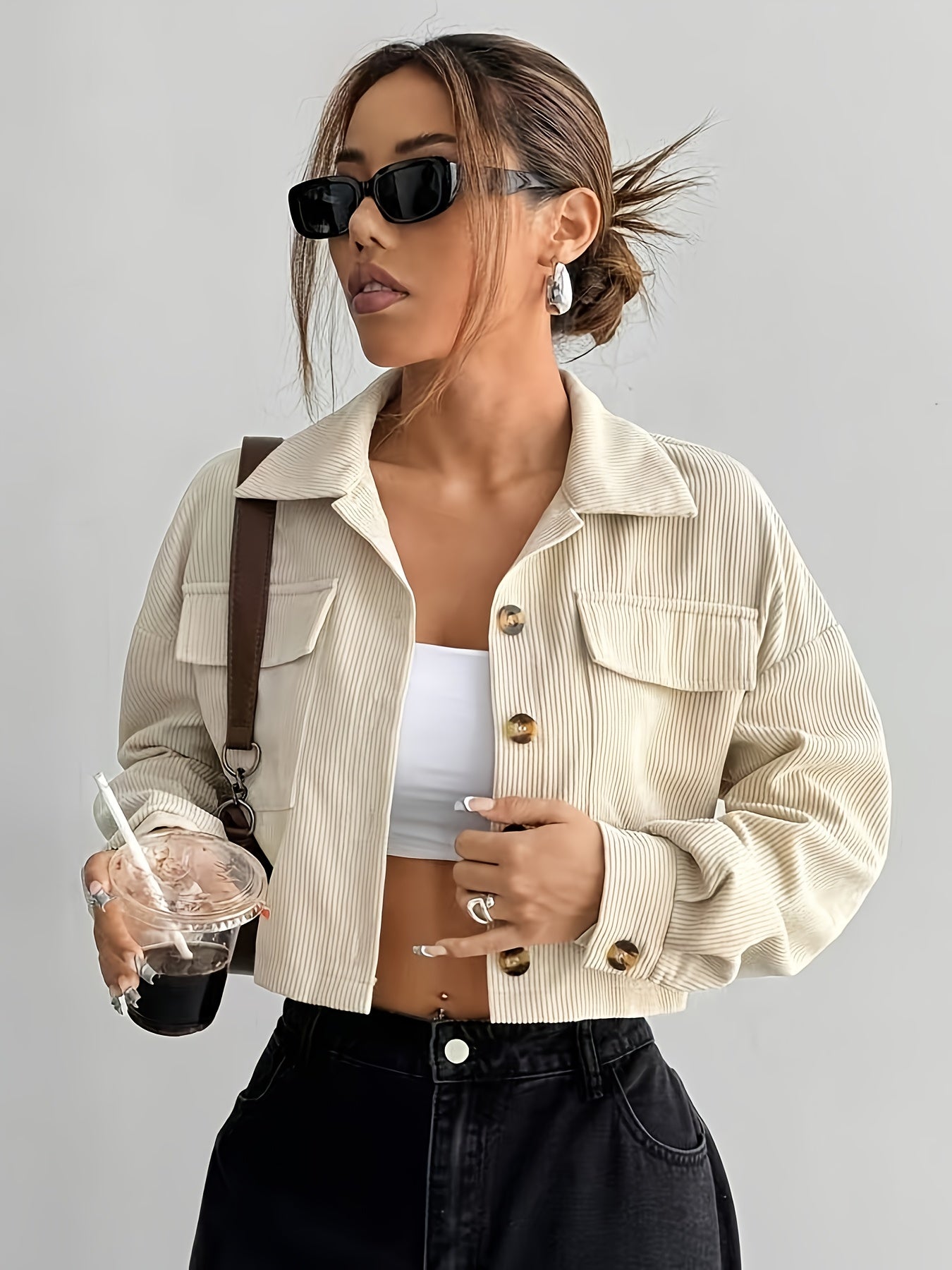 Jaqueta Bomber Chic Beige para Mulher com Detalhes de Botões - Manga Curta Casual, Gola Lapela, Bolsos, Perfeita para Saídas de Outono/Inverno, Roupa Exterior Casual | Jaqueta Bomber Chic | Jaqueta com Botões