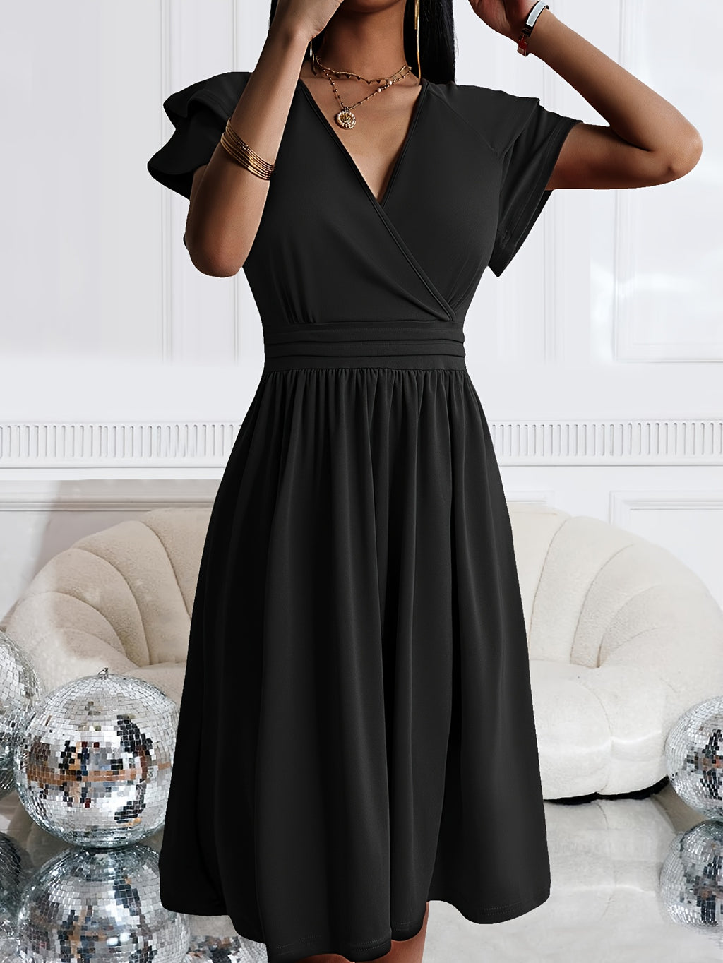 Vestido de verão com decote em V para mulheres, com mangas curtas e corte A, ideal para festas e ocasiões casuais. Tem um estilo sólido com folhos e um toque de swing.