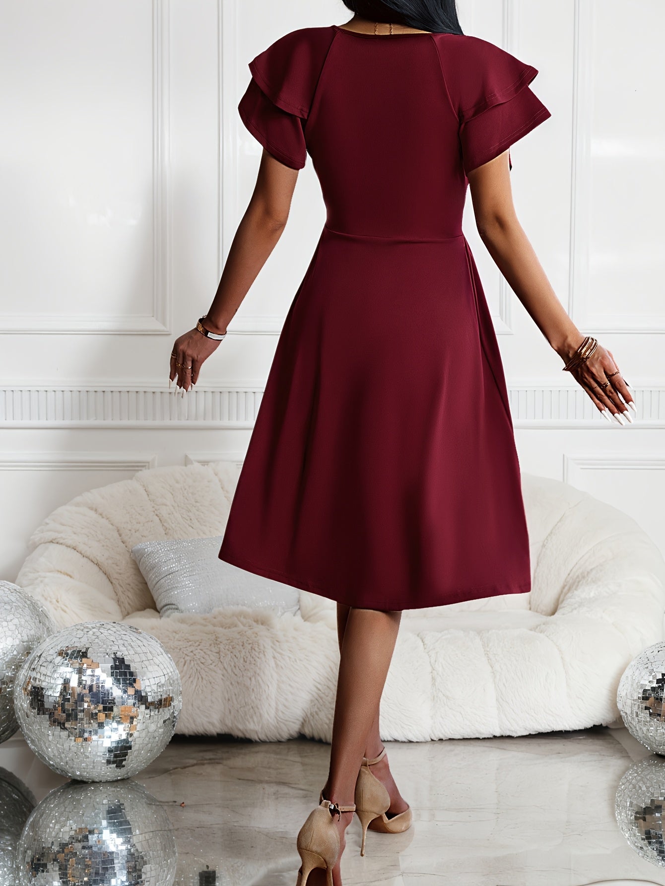 Vestido de verão com decote em V para mulheres, com mangas curtas e corte A, ideal para festas e ocasiões casuais. Tem um estilo sólido com folhos e um toque de swing.