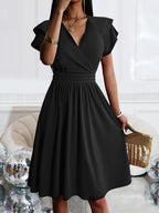 Vestido de verão com decote em V para mulheres, com mangas curtas e corte A, ideal para festas e ocasiões casuais. Tem um estilo sólido com folhos e um toque de swing.