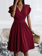 Vestido de verão com decote em V para mulheres, com mangas curtas e corte A, ideal para festas e ocasiões casuais. Tem um estilo sólido com folhos e um toque de swing.